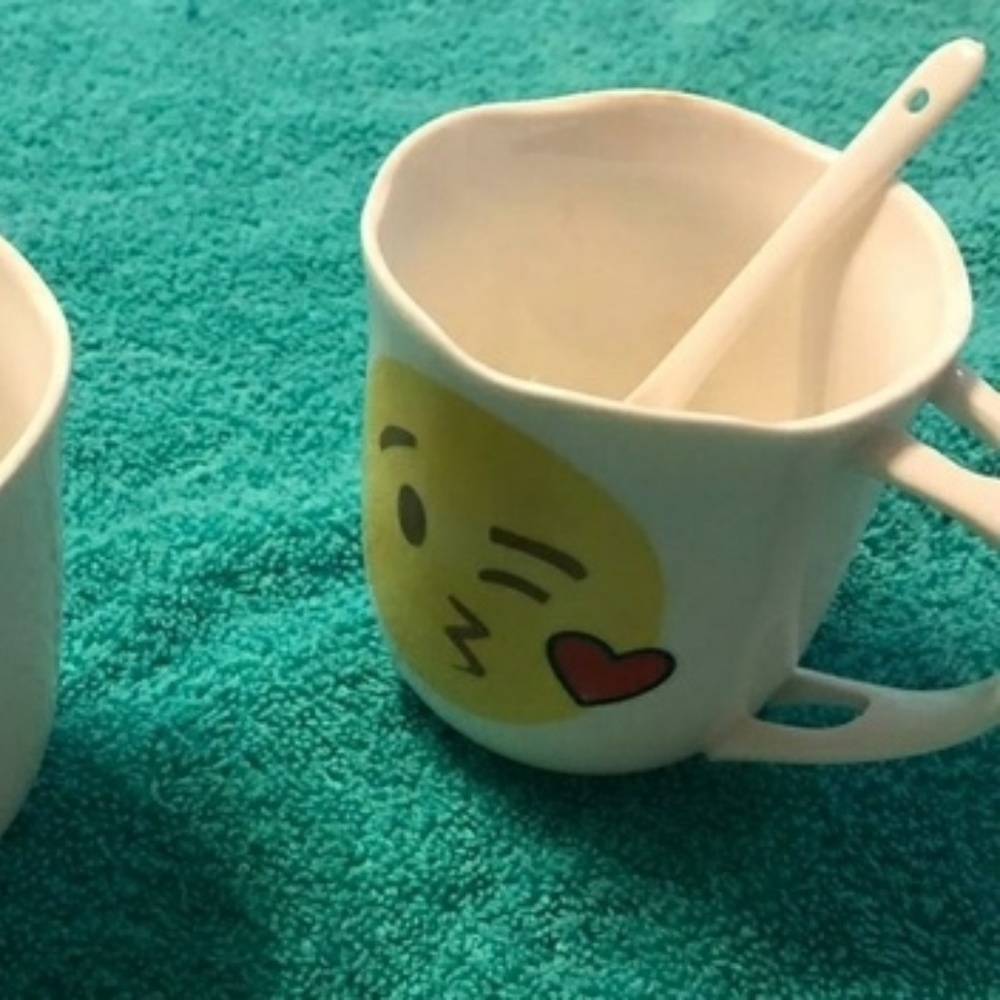 [NEW] Two Kissing Emoji Cups with 2 Spoon - Picture 7 of 8